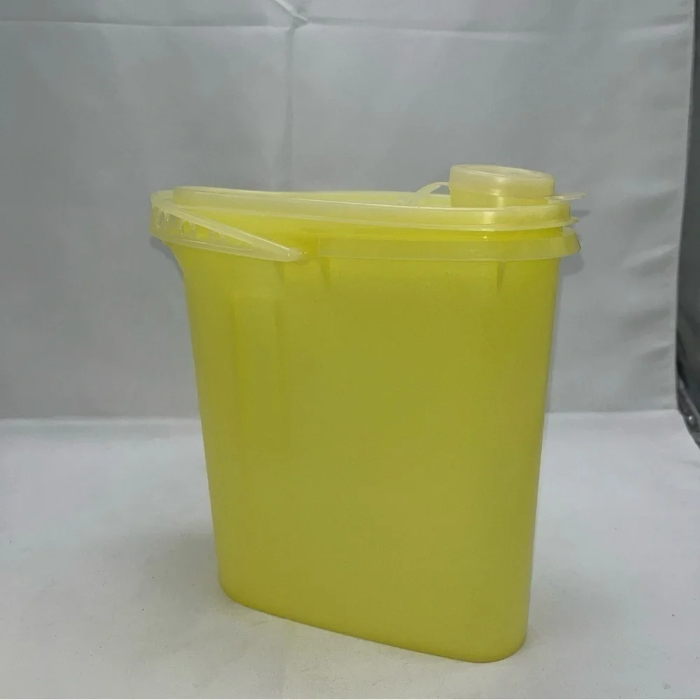 Vintage Tupperware Yellow Beverage Buddy 587 2-Qt Pitcher Pour Seal & Handle ++